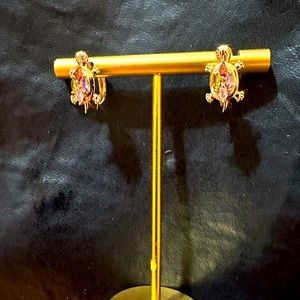 NWOT  Cute little turtle earring